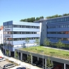 Ein moderner Bürokomplex ist auf einer ehemaligen Fabrikfläche entstanden. In einem zweiten Schritt wurden die Räume bei laufendem Betrieb klimatisiert.